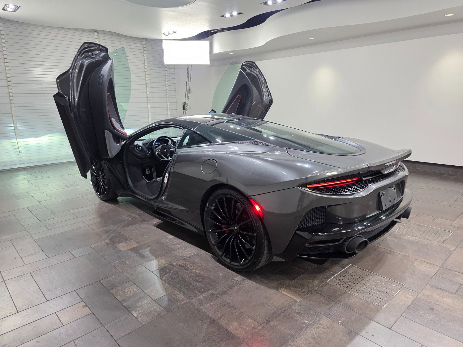 Used 2022 McLaren GT image 25