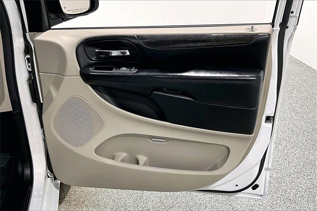 Used 2019 Dodge Grand Caravan SE w/ UConnect Hands-Free Group image 30