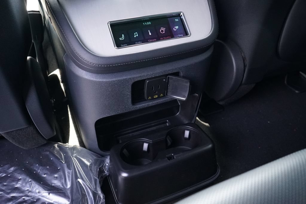 New 2026 Lincoln Navigator Reserve w/ Jet Appearance Package AWD/4WD image 12