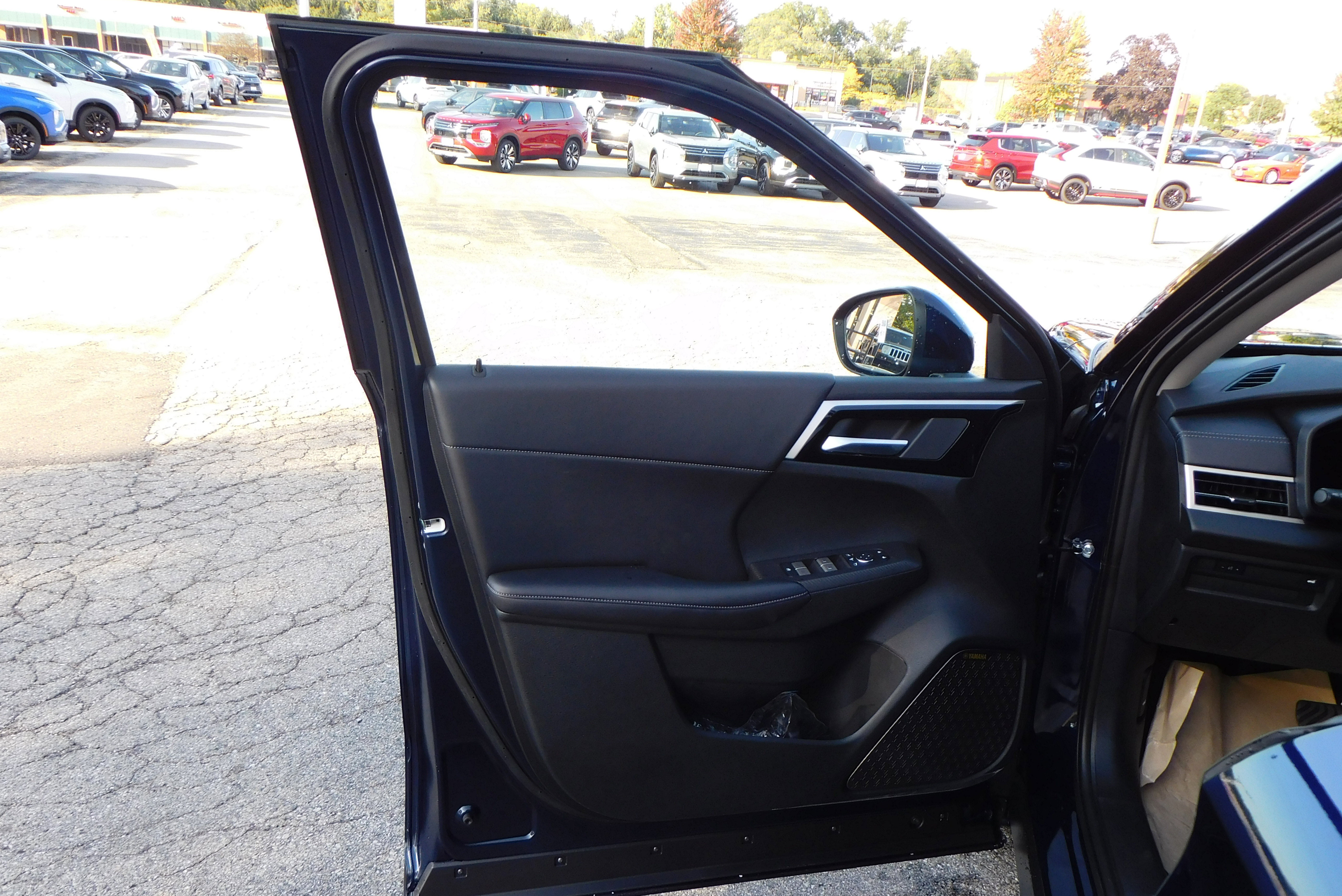 Used 2025 Mitsubishi Outlander SE image 12