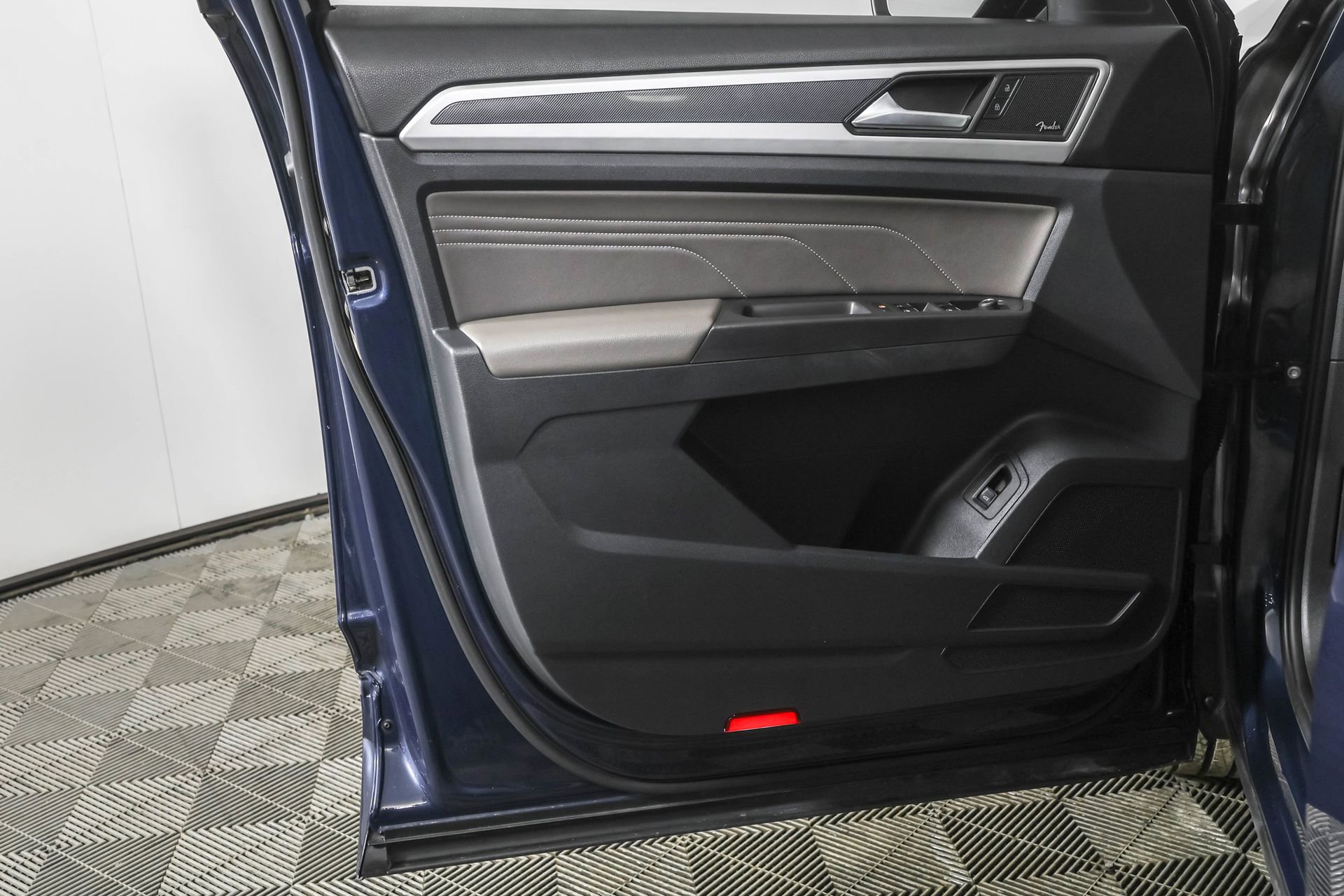 Used 2022 Volkswagen Atlas Cross Sport SEL Premium R-Line image 35