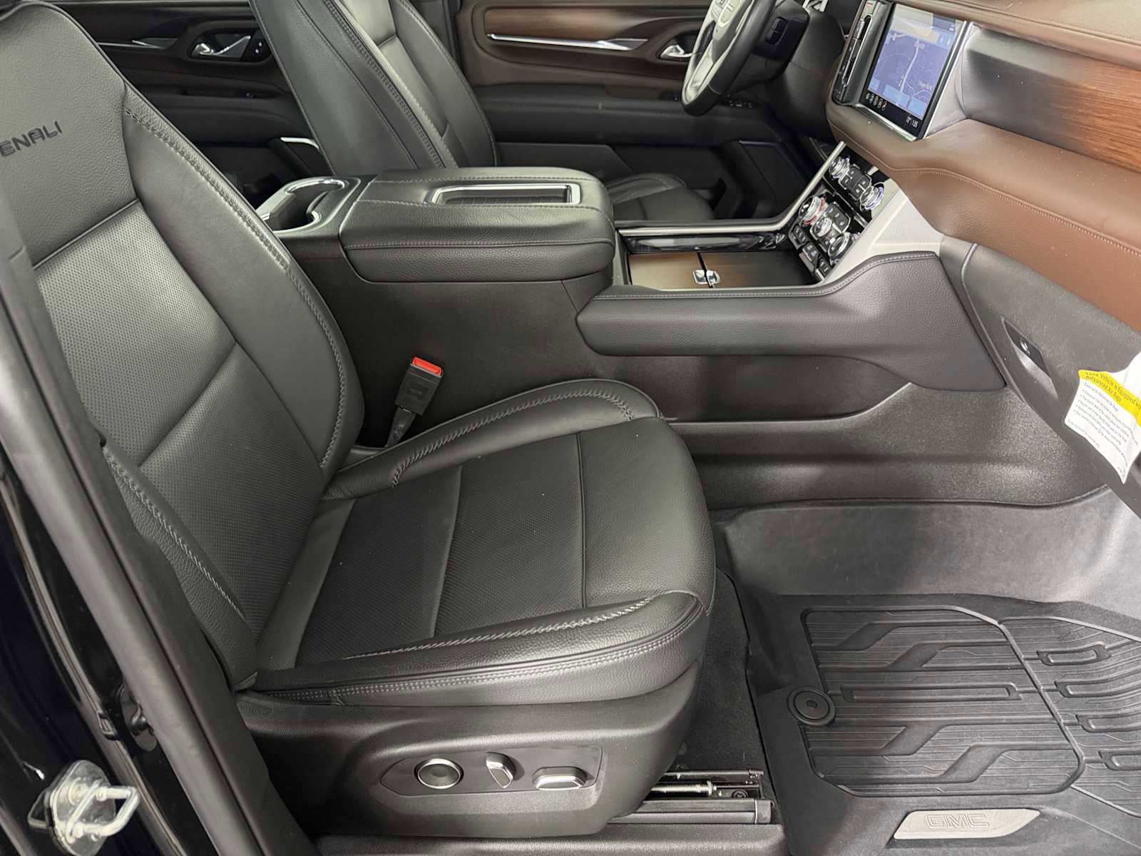 Certified 2021 GMC Yukon Denali w/ Denali Premium Package image 12
