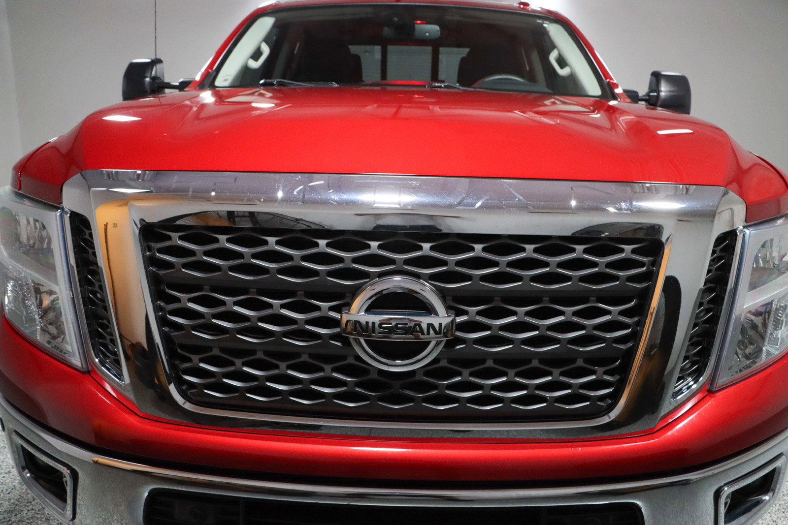Used 2017 Nissan Titan SV AWD/4WD image 4