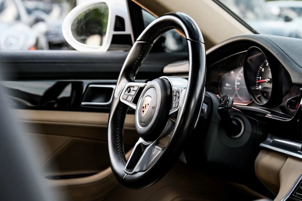 Used 2018 Porsche Panamera 4 image 13