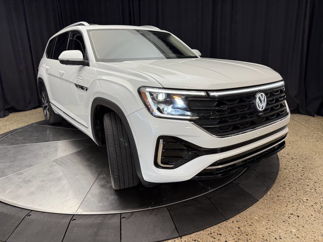 Used 2024 Volkswagen Atlas SEL Premium R-Line image 5