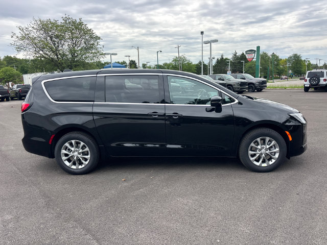 New 2027 Chrysler Pacifica Select w/ Family Tech Group AWD/4WD image 31