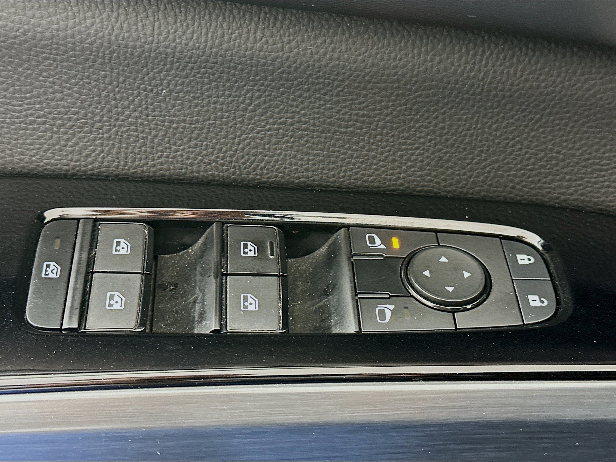 Used 2024 Nissan Pathfinder SL AWD/4WD image 15