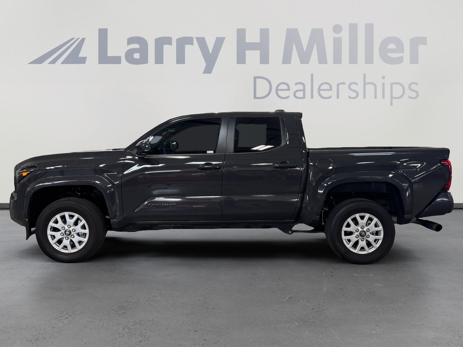 Certified 2025 Toyota Tacoma SR5 AWD/4WD image 2