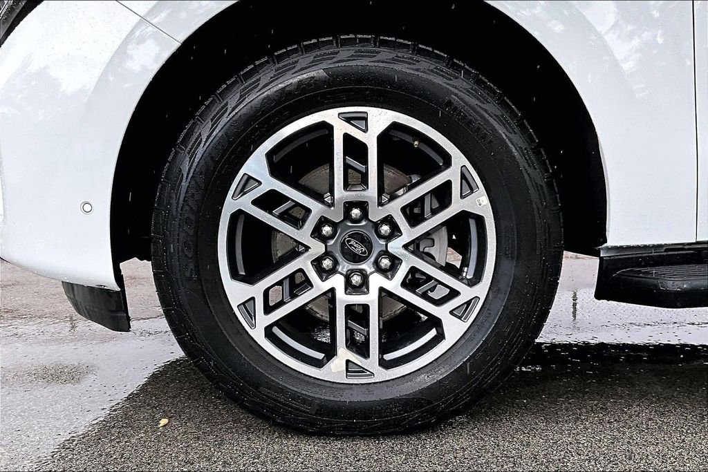 Used 2025 Ford Expedition Active AWD/4WD image 9
