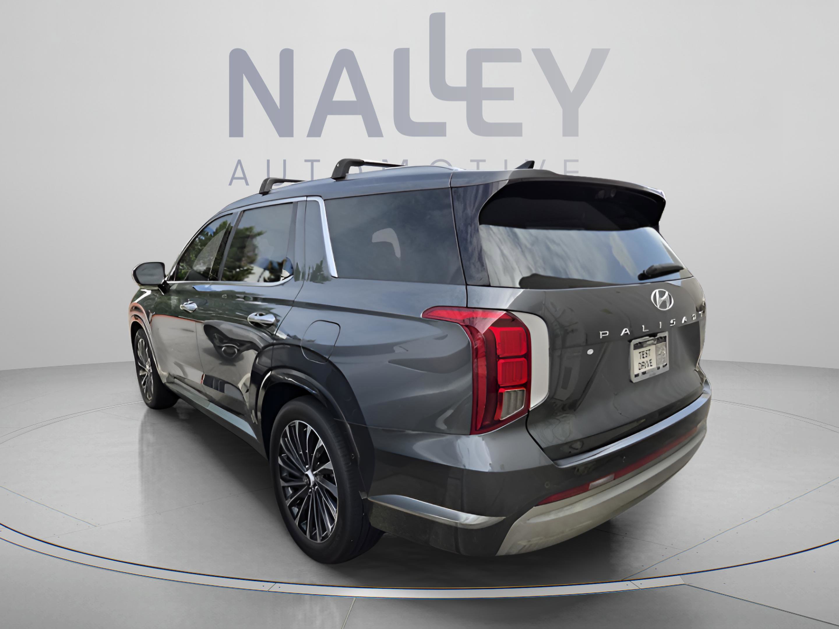 Used 2024 Hyundai Palisade Calligraphy image 2