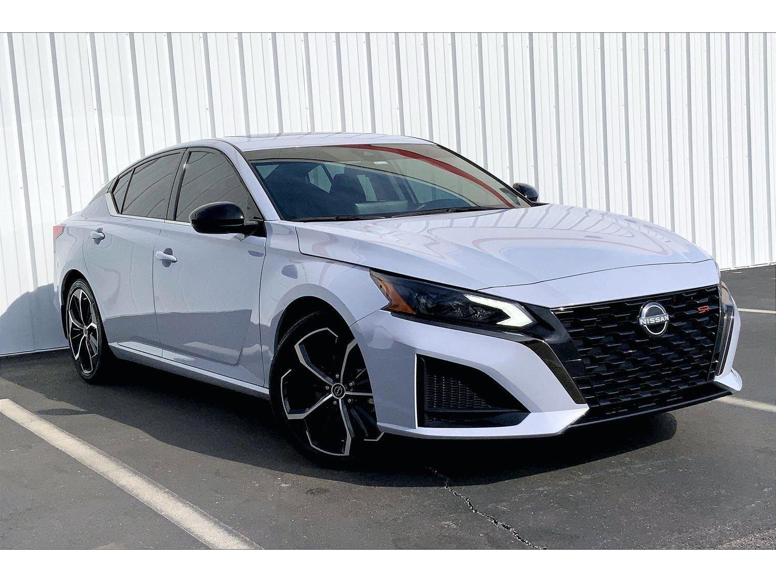 Used 2023 Nissan Altima 2.5 SR w/ SR Premium Package image 2