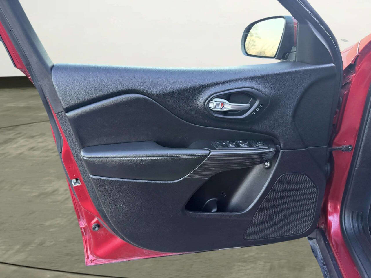 Used 2015 Jeep Cherokee Limited w/ Luxury Group image 17