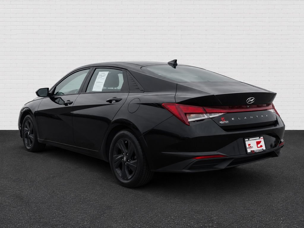 Used 2022 Hyundai Elantra SEL w/ Convenience Package FWD image 4