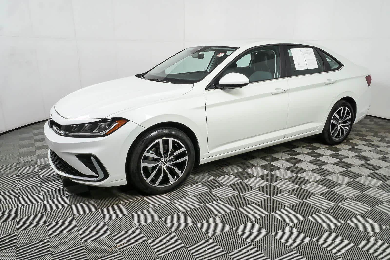 Certified 2025 Volkswagen Jetta SE FWD image 25