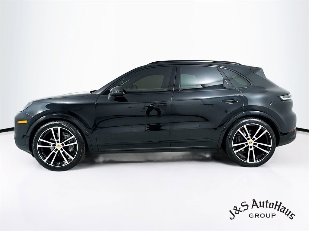 Used 2024 Porsche Cayenne w/ Premium Package image 4