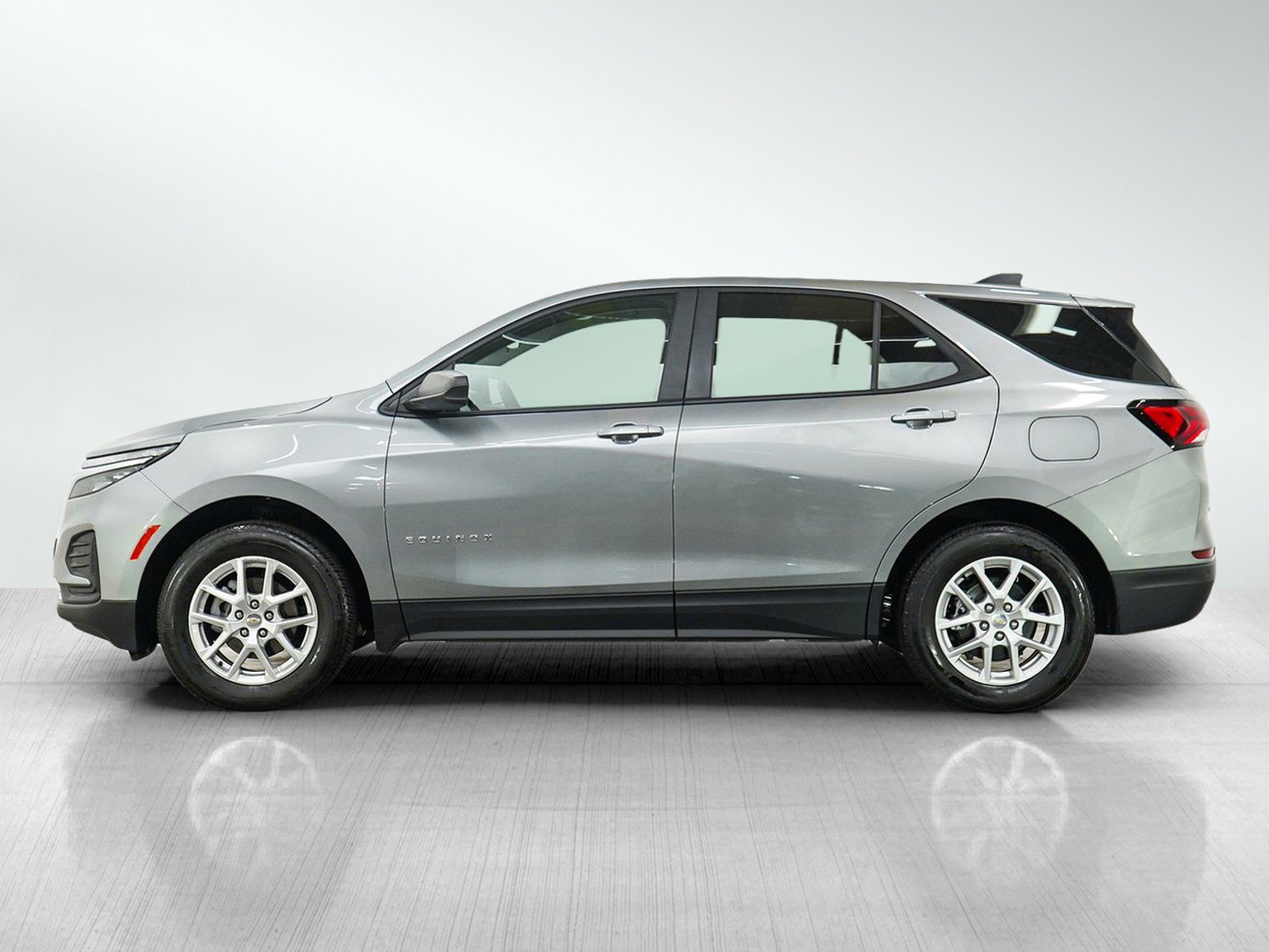 Used 2024 Chevrolet Equinox LS w/ LS Convenience Package AWD/4WD image 2