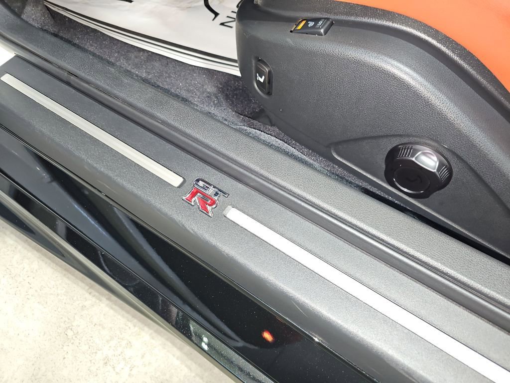 Used 2024 Nissan GT-R Premium w/ Premium Interior Package image 28