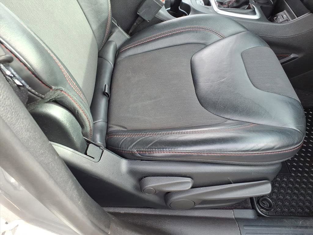 Used 2017 Jeep Cherokee Trailhawk w/ Cold Weather Group image 16