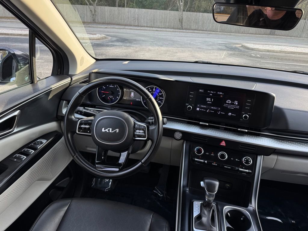 Used 2024 Kia Carnival LX image 24