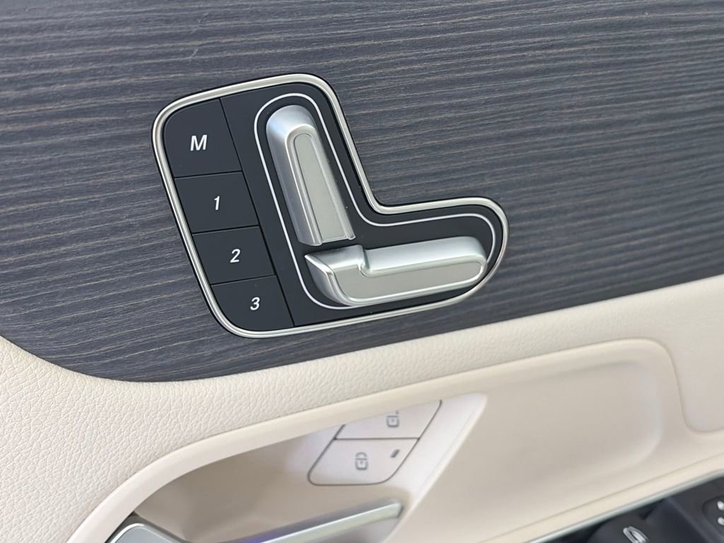 Used 2023 Mercedes-Benz EQB 300 4MATIC image 25