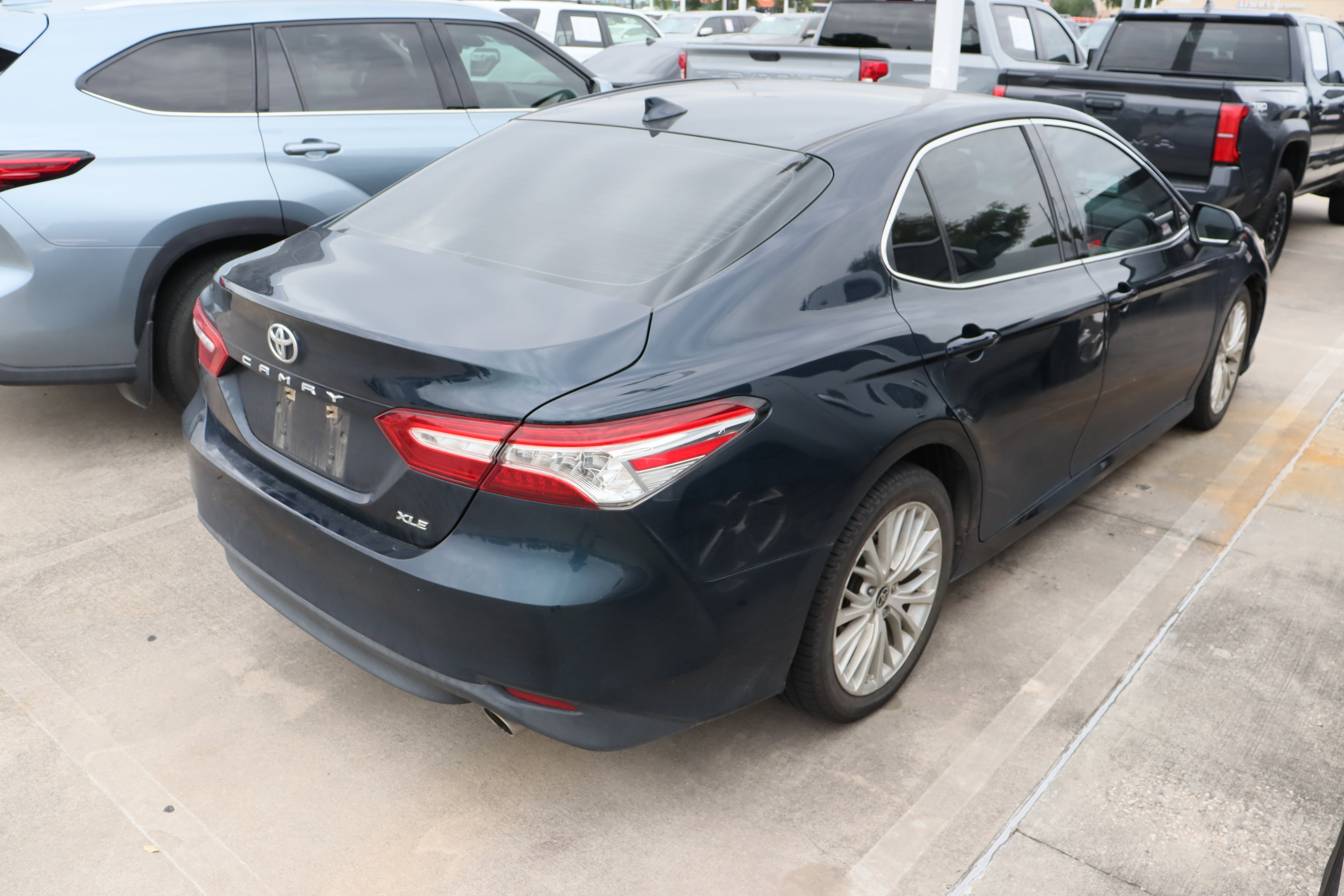 Used 2020 Toyota Camry XLE image 9