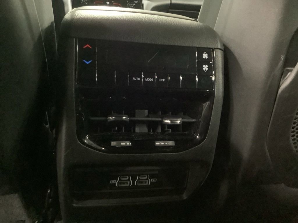 Used 2024 Jeep Grand Cherokee L Laredo image 27