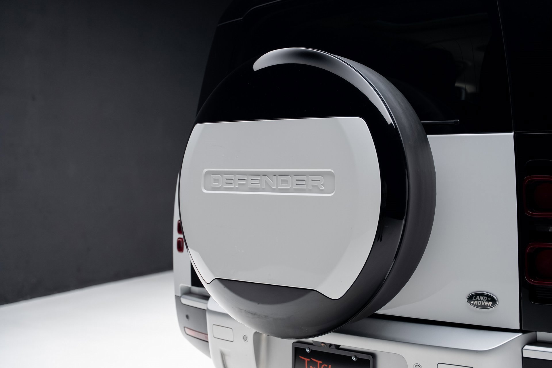 Used 2023 Land Rover Defender 130 SE image 34