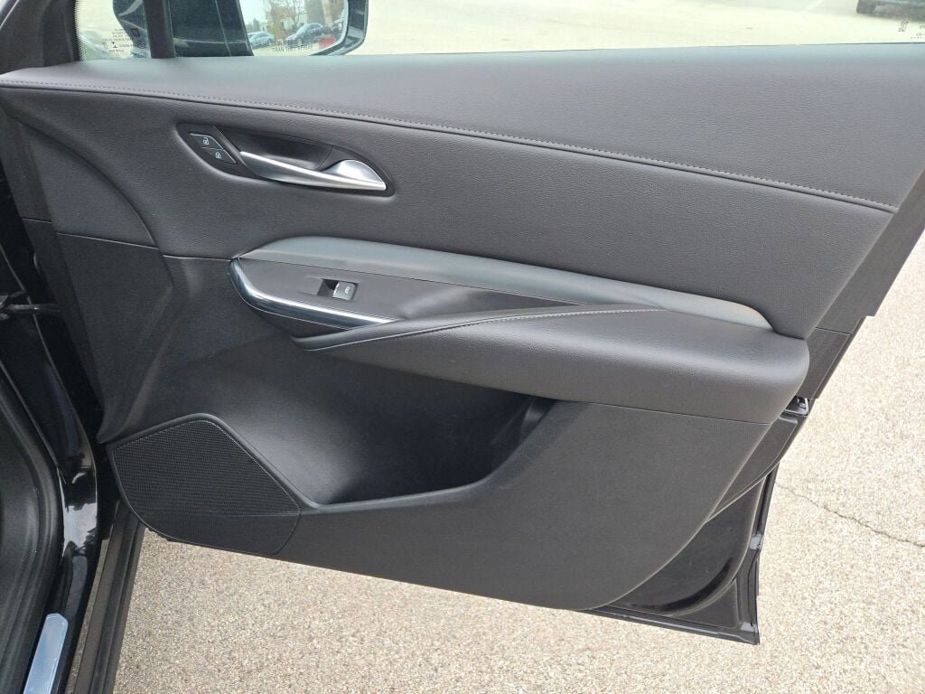 Used 2023 Cadillac XT4 Premium Luxury image 6