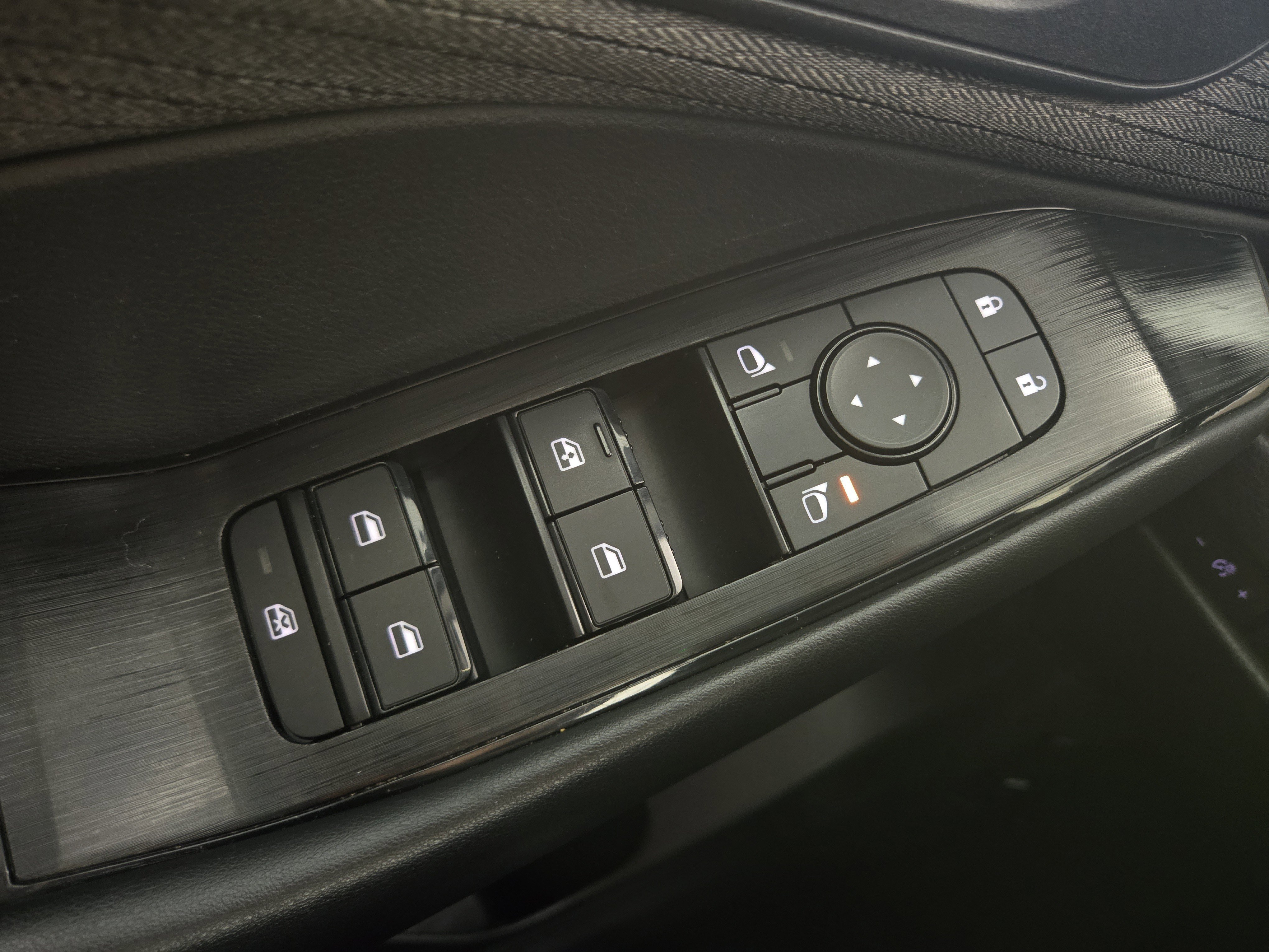 Used 2023 Nissan Rogue S image 25