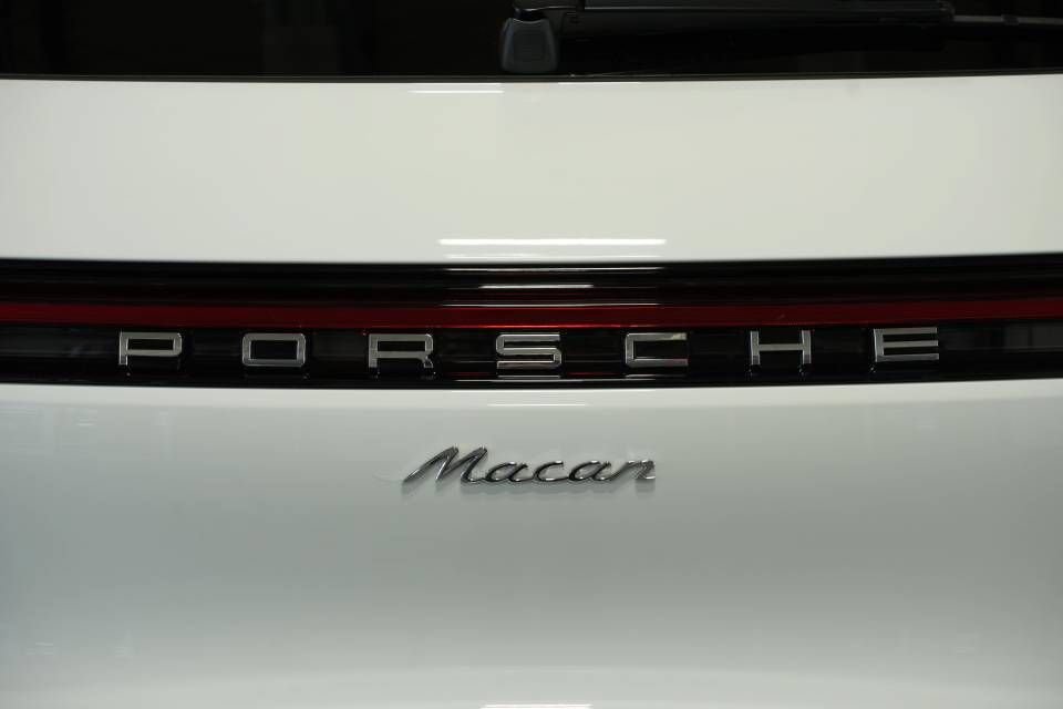 Certified 2025 Porsche Macan AWD/4WD image 38