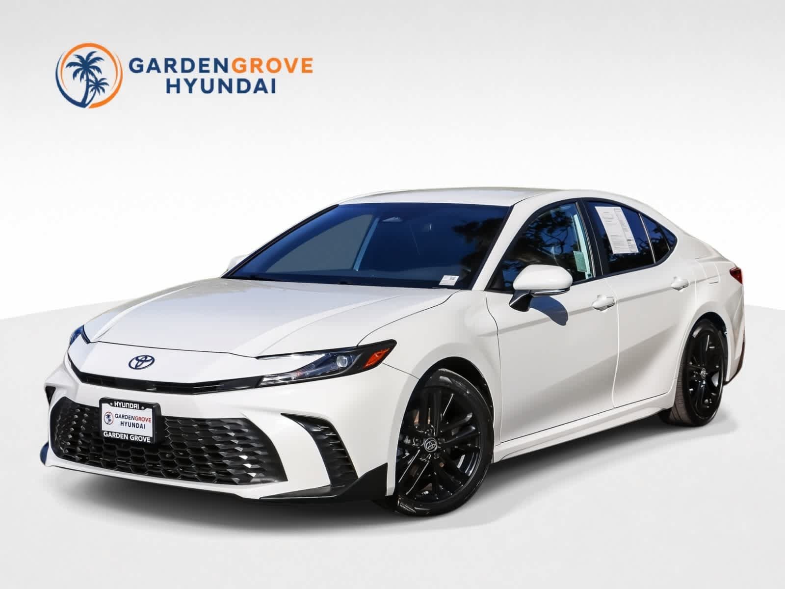Used 2025 Toyota Camry SE FWD image 1