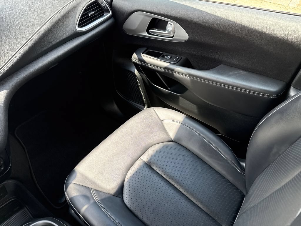 Used 2024 Chrysler Pacifica Limited FWD image 16
