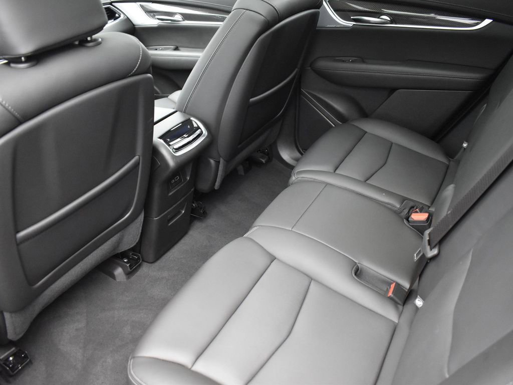 Used 2024 Cadillac XT6 Sport w/ LPO, ONYX Package image 23