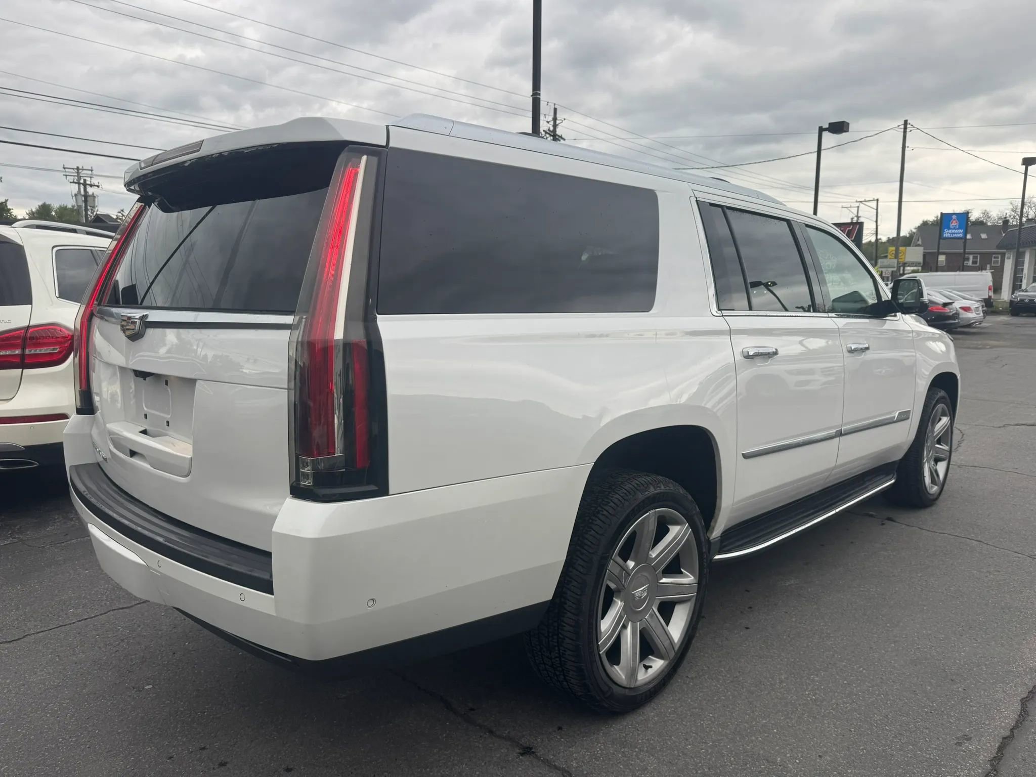 Used 2019 Cadillac Escalade ESV Luxury AWD/4WD image 3