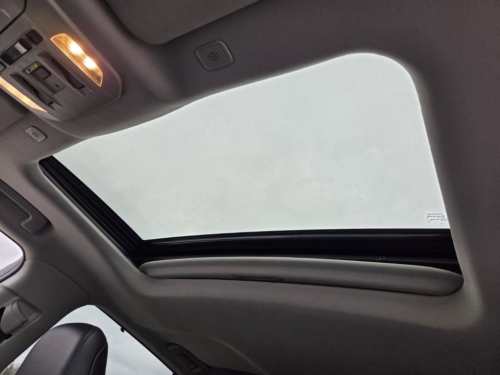 Used 2025 Toyota Highlander XLE image 17