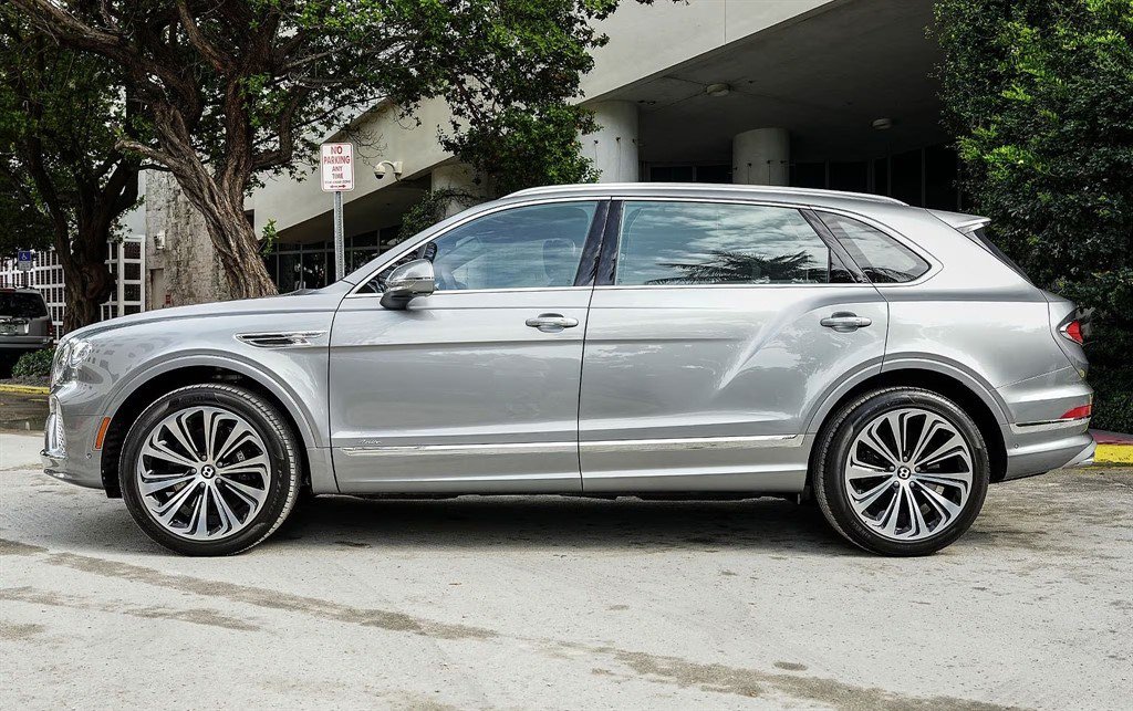 Used 2024 Bentley Bentayga Extended Wheelbase AWD/4WD image 2
