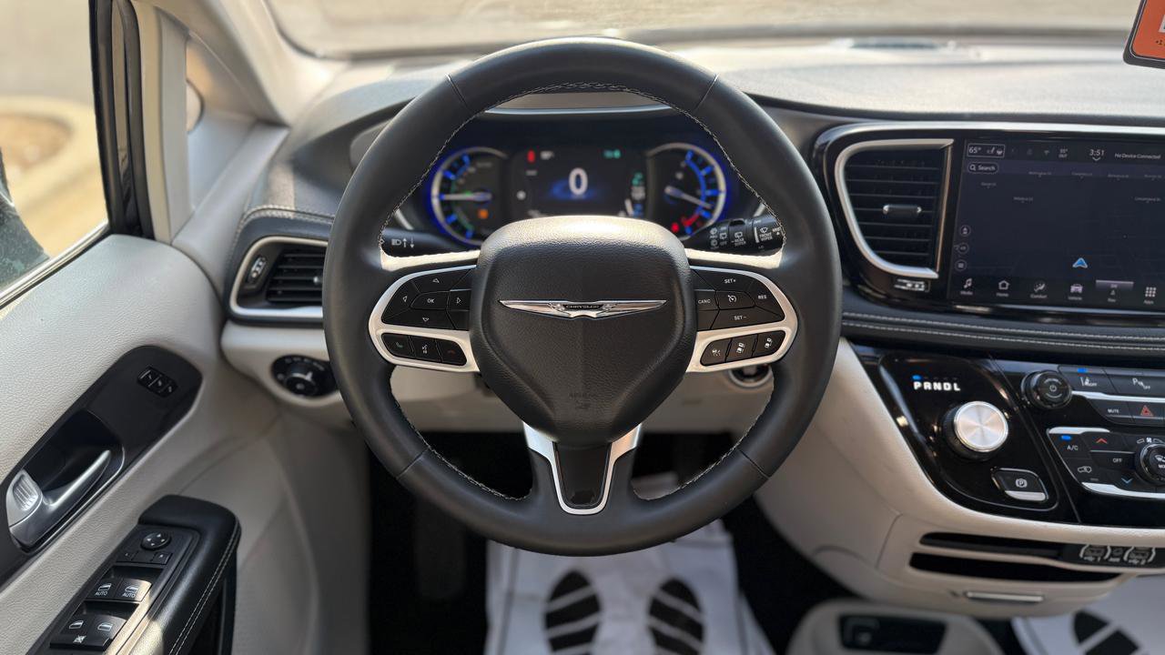 Used 2024 Chrysler Pacifica Select FWD image 12