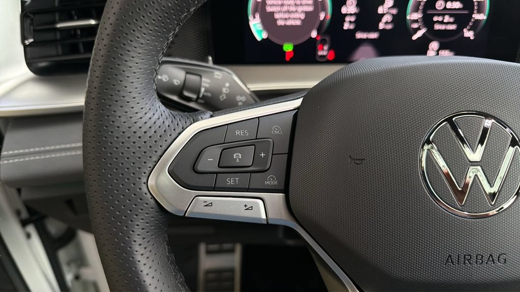 New 2026 Volkswagen Tiguan SE R-Line FWD image 21