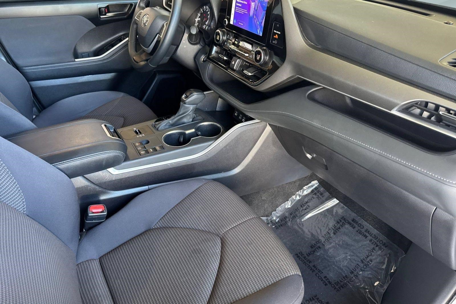 Used 2025 Toyota Highlander LE FWD image 33
