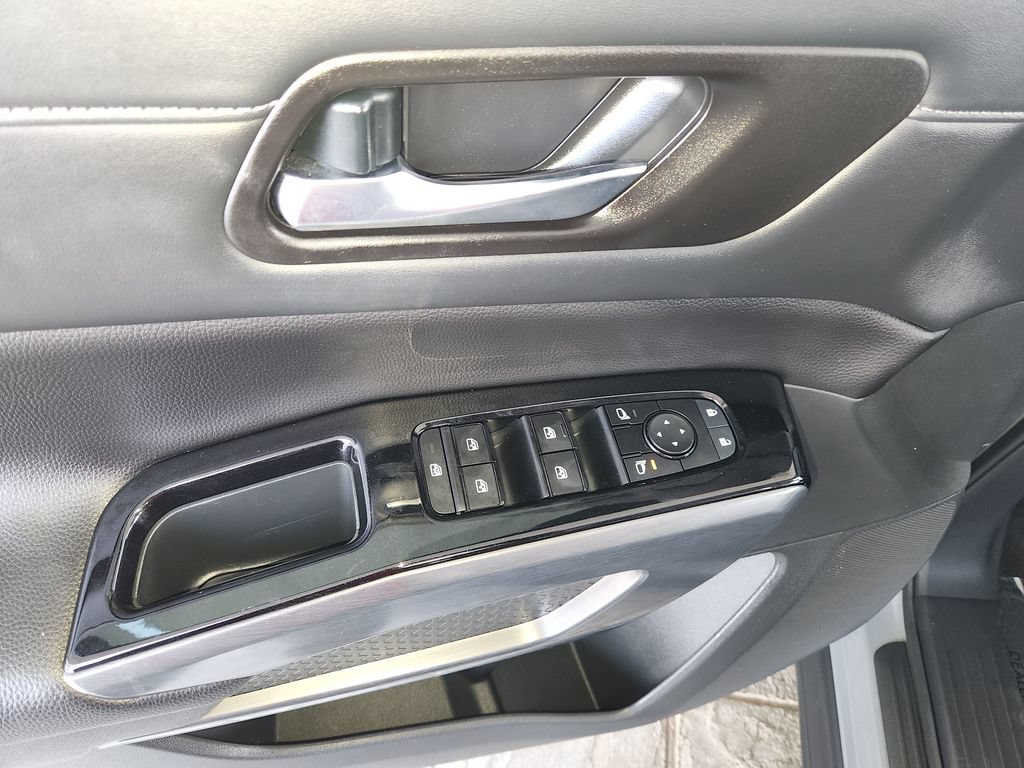 Certified 2023 Nissan Pathfinder SL FWD image 32