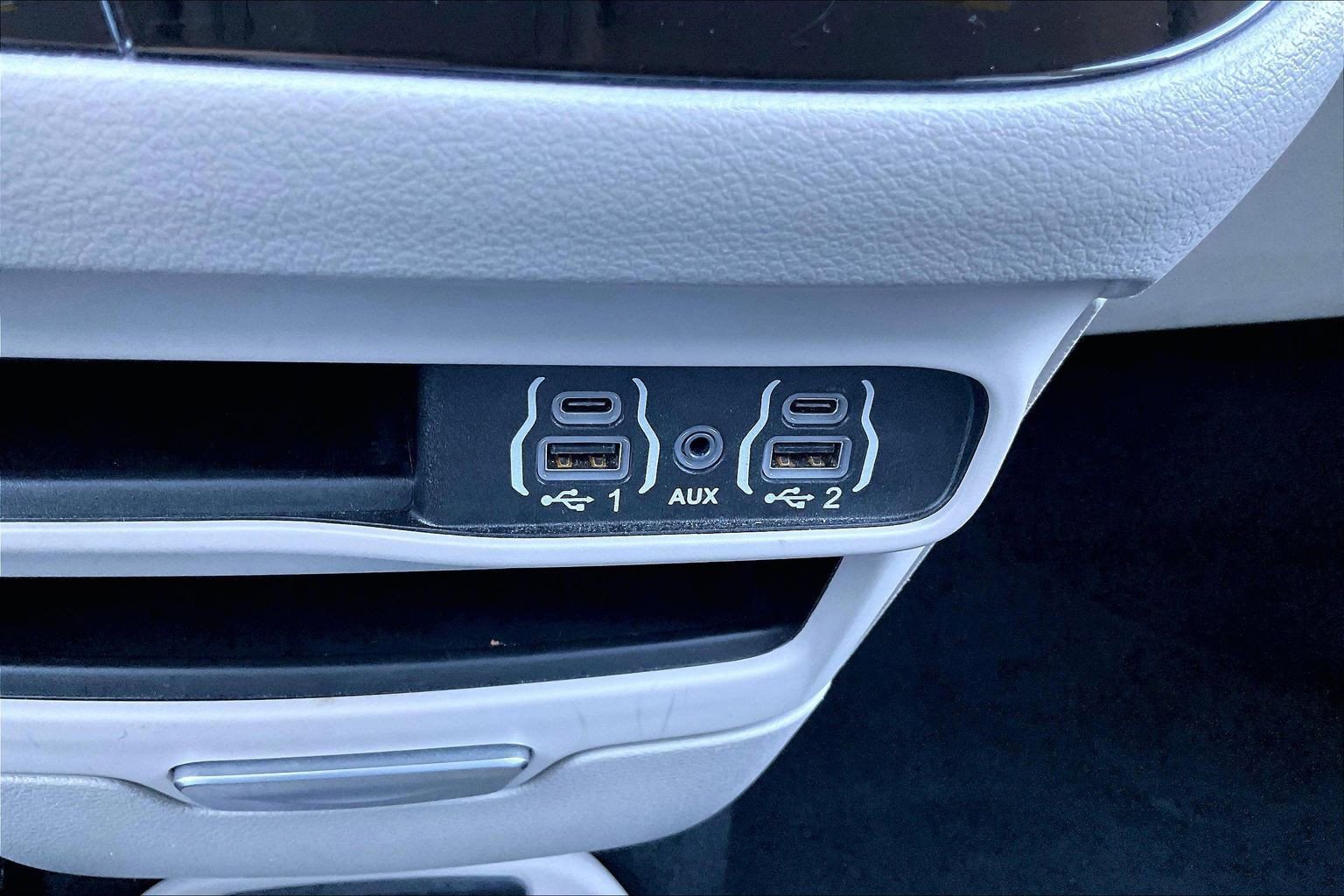 Used 2024 Chrysler Pacifica Touring-L image 30