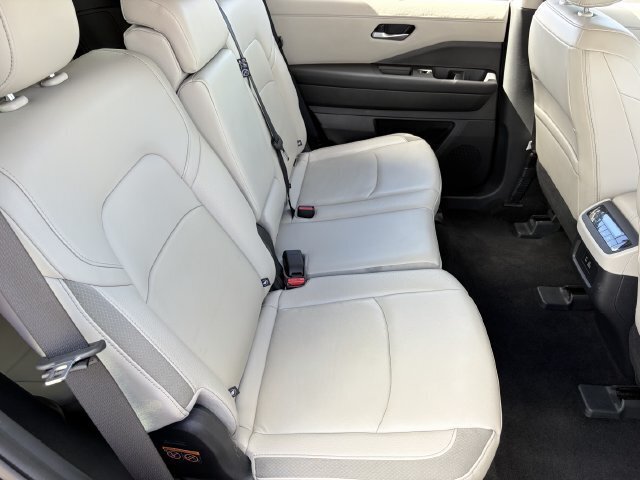 Used 2025 Nissan Pathfinder SL FWD image 14