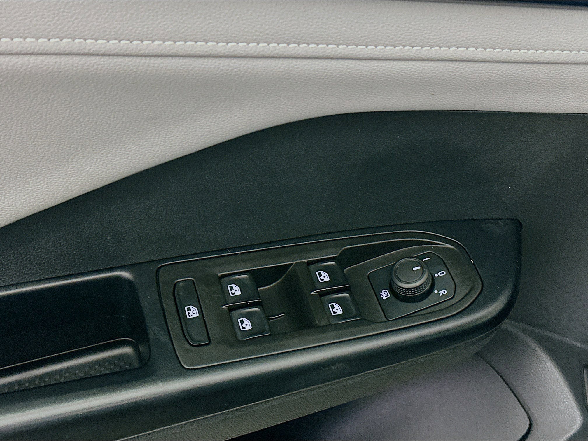 Used 2024 Volkswagen Taos SE image 15