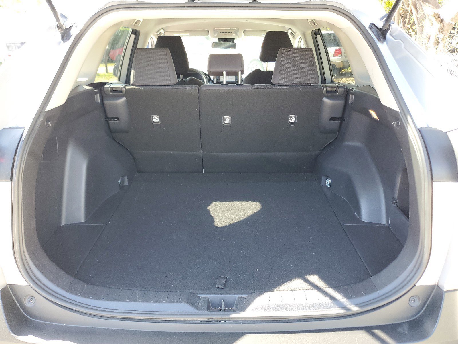 Used 2019 Toyota RAV4 LE FWD image 10