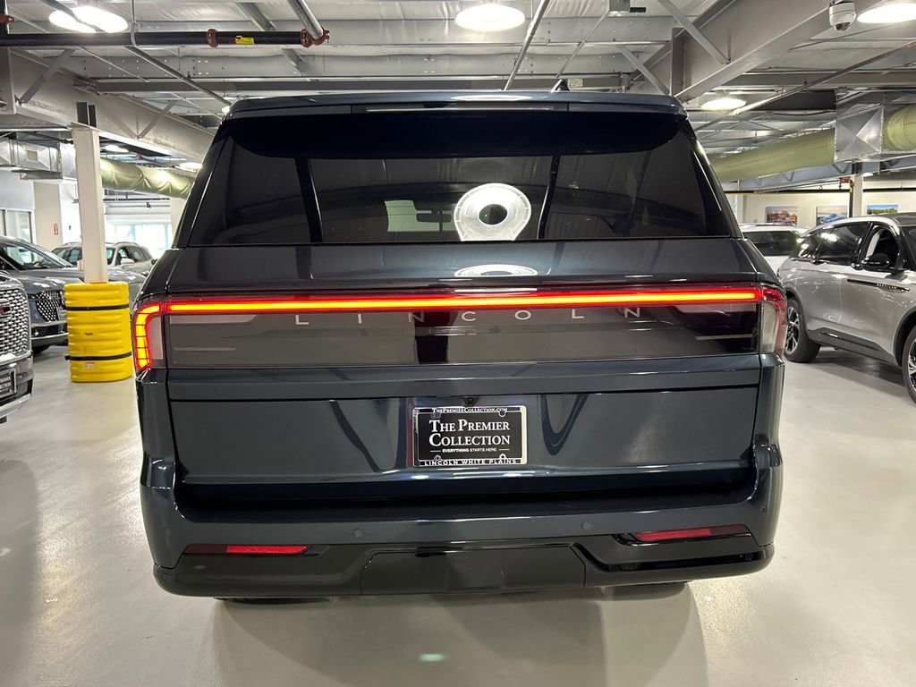 Used 2026 Lincoln Navigator L Reserve AWD/4WD image 3