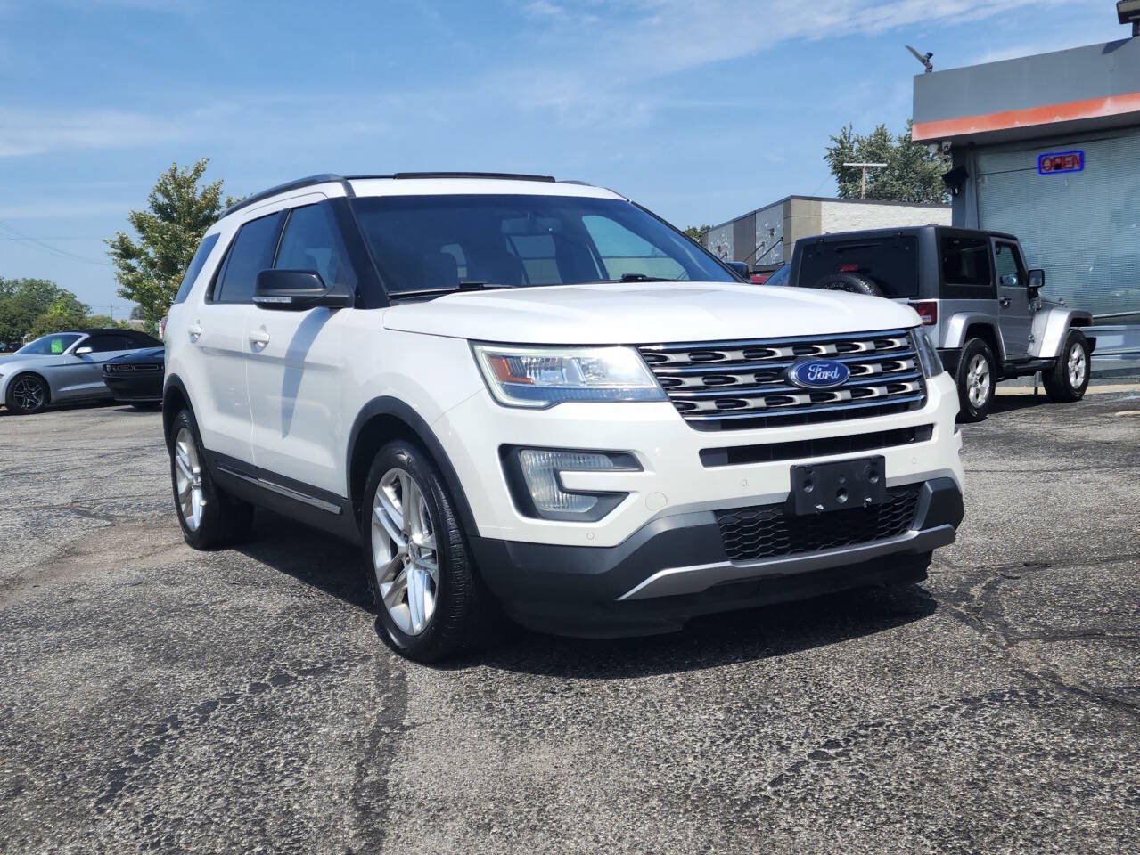Used 2017 Ford Explorer XLT w/ Equipment Group 202A AWD/4WD image 7