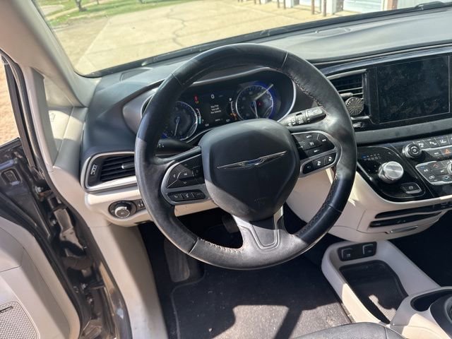 Used 2020 Chrysler Pacifica Touring-L Plus FWD image 17