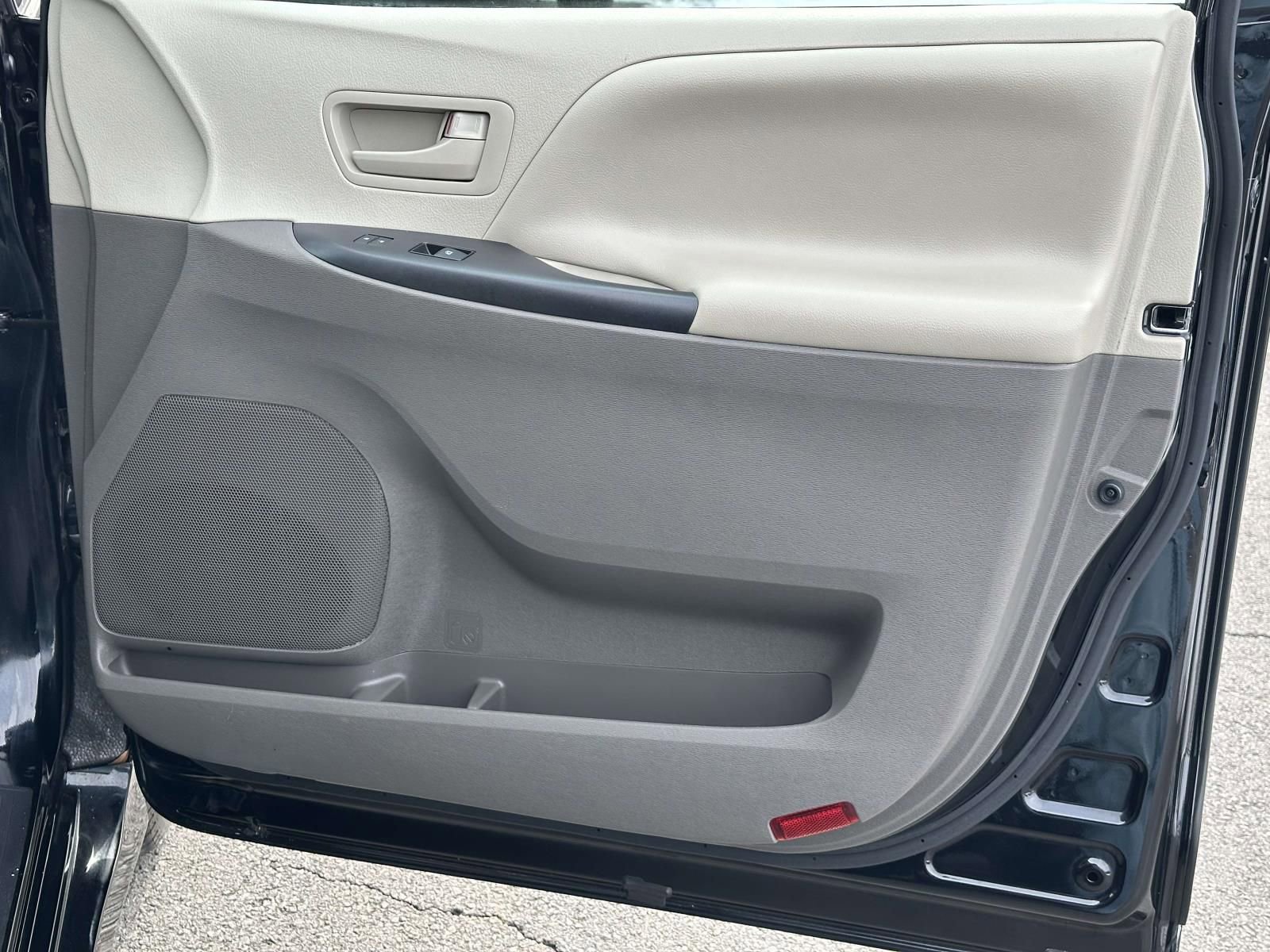 Used 2020 Toyota Sienna L FWD image 27