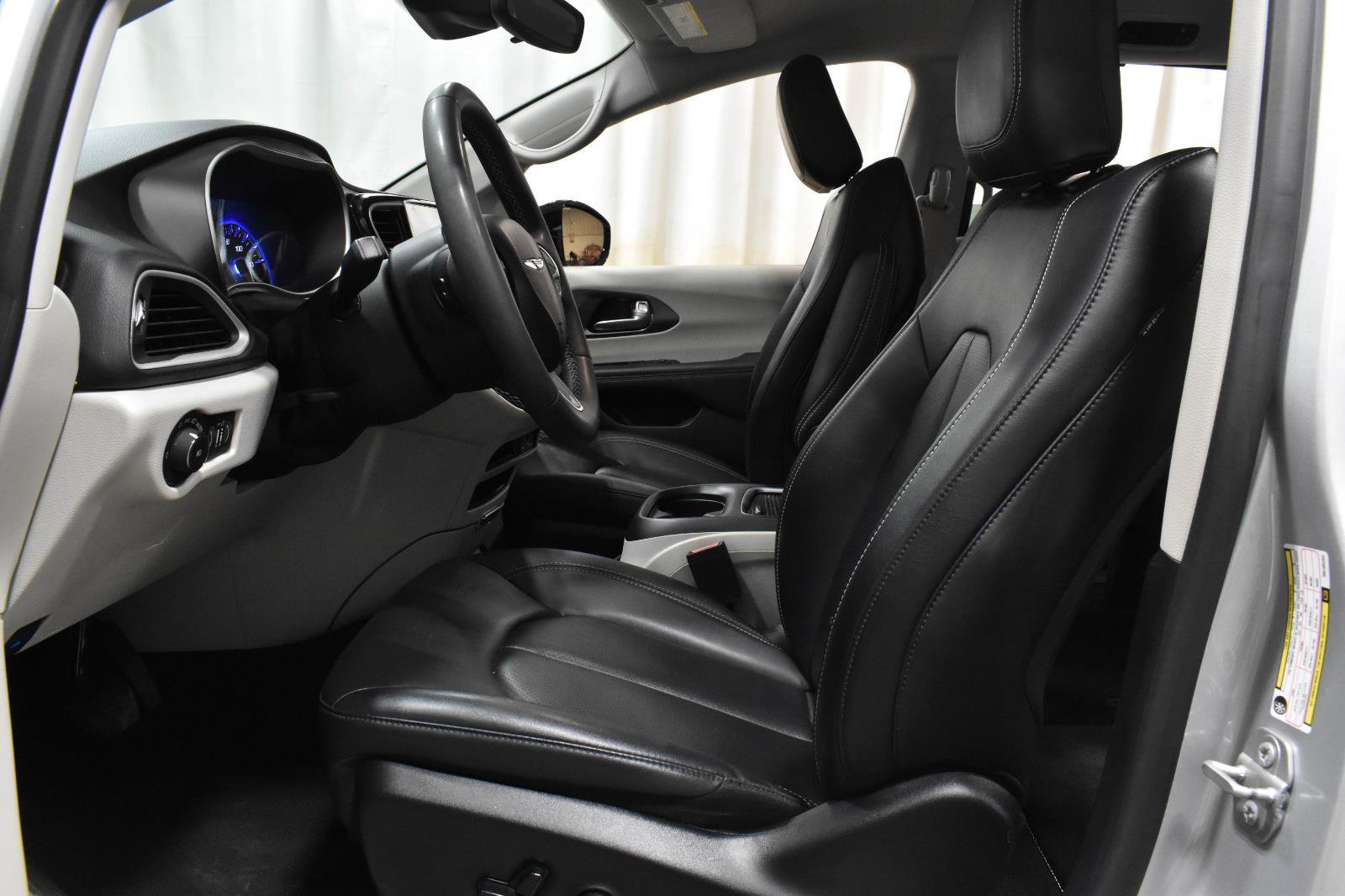 Used 2024 Chrysler Pacifica Touring-L image 4