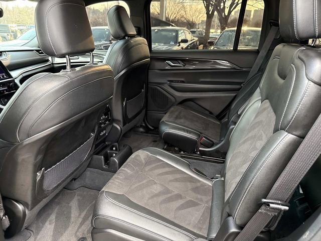 Used 2023 Jeep Grand Cherokee L Laredo image 16